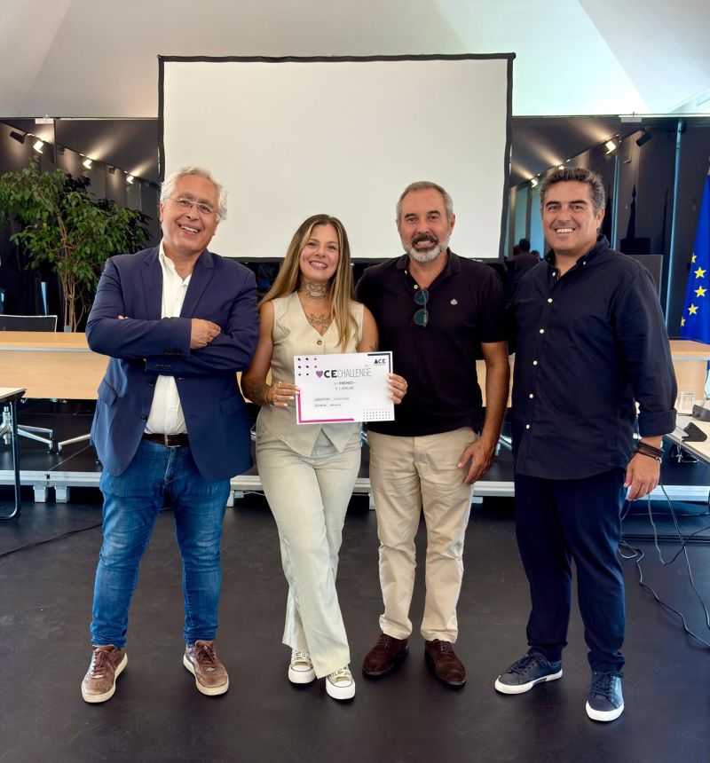 Professor Paulo Tinta, a estudante Catarina Russo, o Professor Manuel Batista e o Vice-Presidente da ESCS, Henrique Silva - Fotografia da autoria da recém-licenciada Catarina Russo