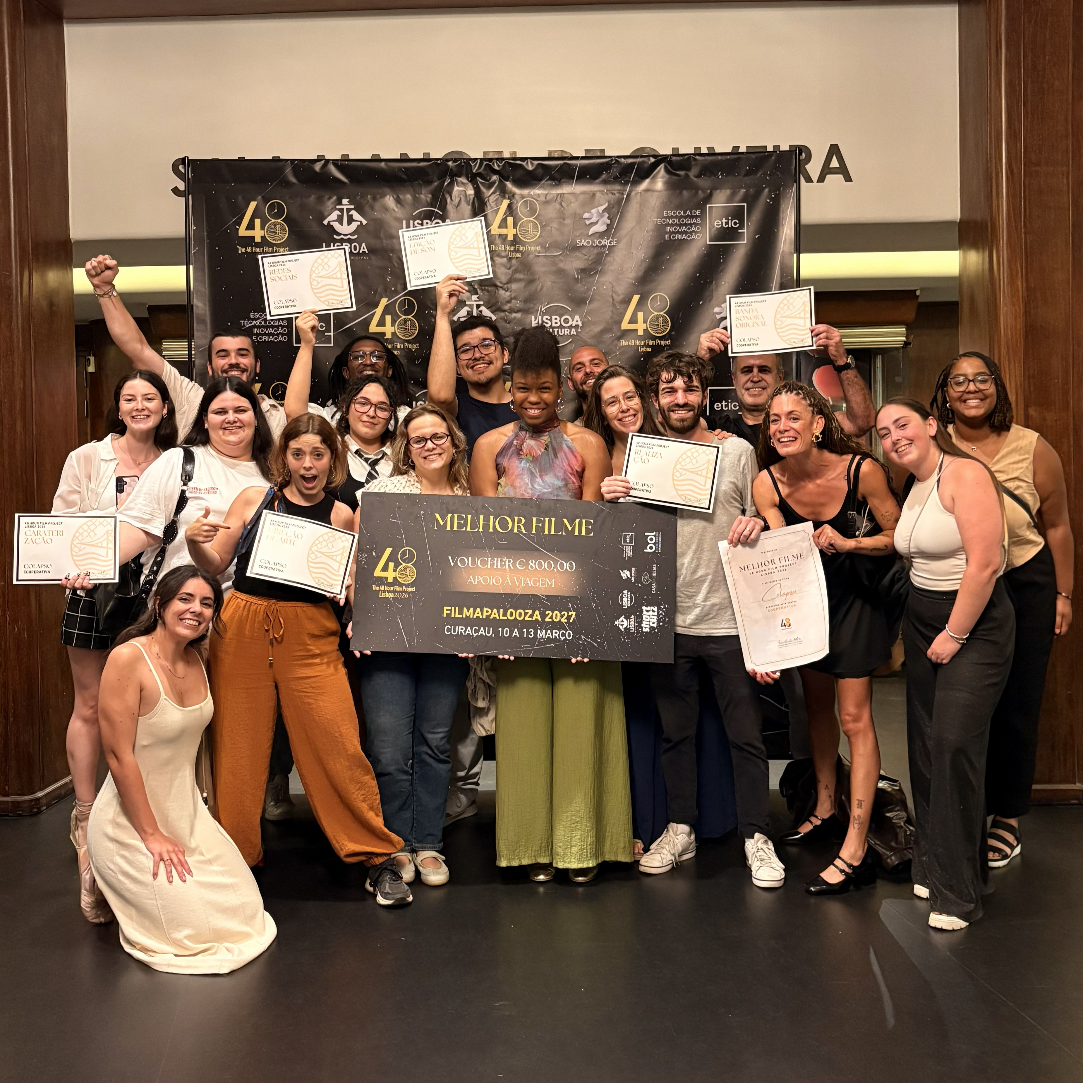 Fotografia de toda a equipa com o prémio - Fotografia da autoria de Cooperativa