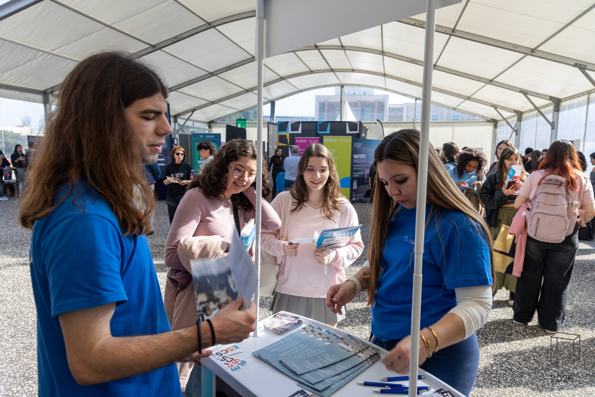 Voluntários da ESCS no stand