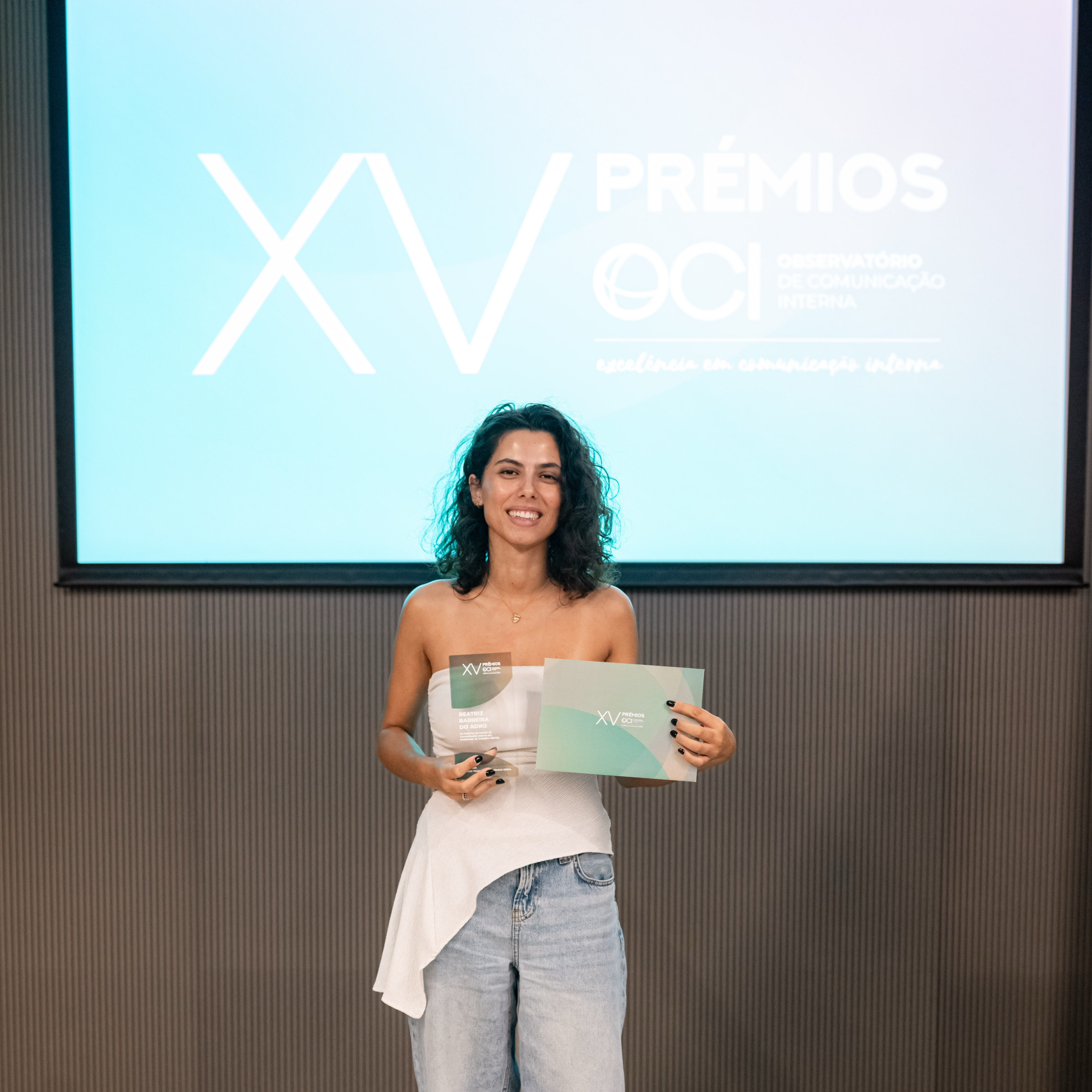 Beatriz Adro recebe o prémio de Melhor Trabalho Académico Geral, na XV edição dos Prémios do OCI