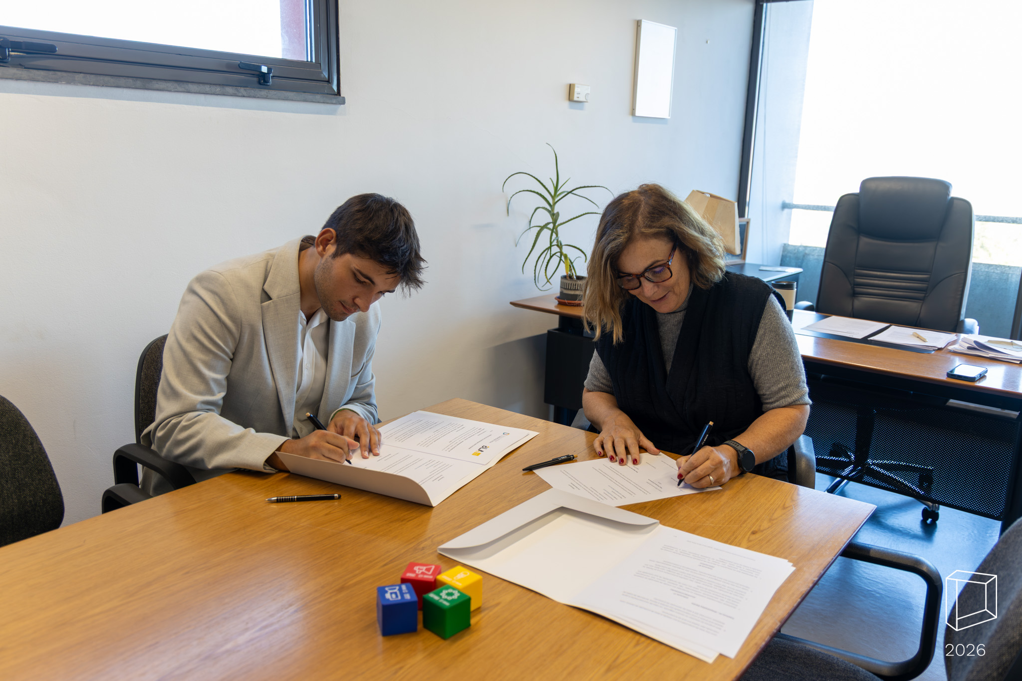 Assinatura do protocolo entre a Bright Lisbon Agency, representada pelo Presidente Gonçalo Conceição, e a ESCS, representada pela presidente Sandra Miranda.