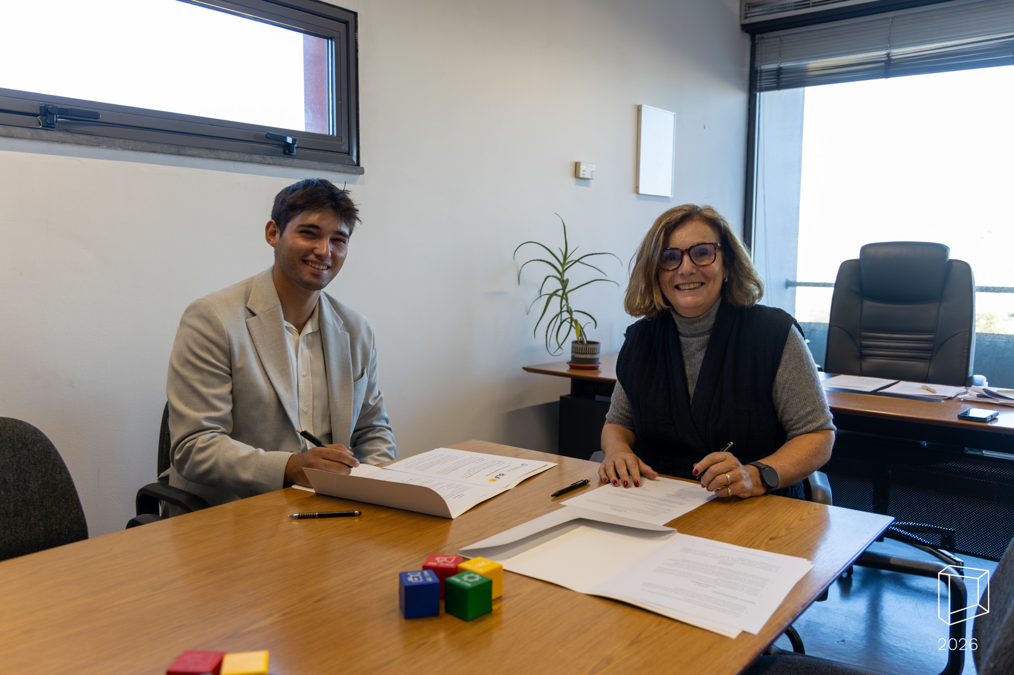 Assinatura do protocolo entre a Bright Lisbon Agency, representada pelo Presidente Gonçalo Conceição, e a ESCS, representada pela presidente Sandra Miranda.