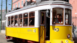 Fotografia de um autocarro elétrico da Carris.