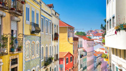 Fotografia com prédios coloridos em Lisboa.