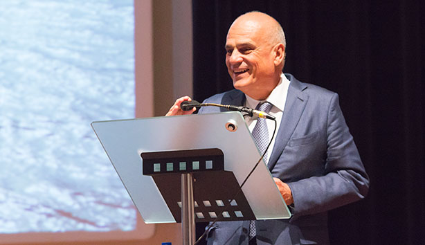 Luís Paixão Martins tem uma vasta experiência profissional como consultor de comunicação e relações públicas.